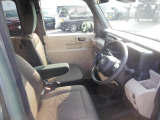 フロントベンチシートだから運転席助手席足元もゆったり広々快適です。助手席への移動も楽々です。