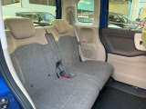後部座席のお写真です。後席の方もゆったりおくつろぎいただけます♪