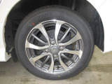 タイヤは純正のアルミホイールを装着!
