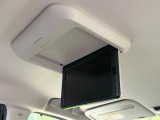 【フリップダウンモニター】大画面モニターで後席でもエンタメをお楽しみいただけます。小さなお子様にも大人気の装備です♪
