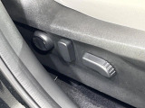 【運転席10WAYパワーシート】リクライニングからシートリフターまで、スイッチ一つで簡単にシートの微調整が可能!自分に最適なシートポジションにセットして、快適なドライブをお楽しみください。