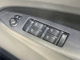 【電動格納ミラー】サイドミラーは電動格納式となっており、狭い駐車場でもキズがつくリスクを抑えられます。
