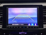 バックでの車庫入れも安心です! リアカメラが付いているバックモニター付のナビを装備しております。操作線もついており距離感も画面から確認できます。