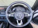 【ステアリングスイッチ】ステアリングスイッチは運転姿勢や視線を崩さずに操作が可能です。左側にはオーディオ類があります。