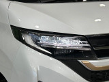 【LEDヘッドライト】悪天候や夜間走行時も良好な視界を確保し安心して運転できる高輝度LEDヘッドライトを装備!点灯速度が早く、消費電力も抑えられています。