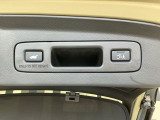 お好みの位置で止められるメモリー機能付の電動リアゲートです!後ろが狭い駐車場でもスムーズに荷物を積めて、さらに背が低い人の手がムリなく届く高さで止めることも可能です!