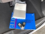 メンテナンスノート【整備記録簿】、取説も揃っています。スマートキーはバッグなどにしまったままボタン操作でエンジンの始動・停止ができて大変便利です。