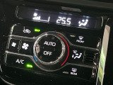 【オートエアコン】一度お好みの温度に設定すれば、車内の温度を検知し風量や温度を自動で調整。暑い&hellip;寒い&hellip;と何度もスイッチ操作をする必要はありません。快適な車内空間には必須の機能ですね♪