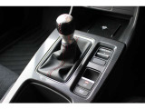 6MT。握りやすさ、そして操作性の良いストレートシフトノブです。毎日のドライブが軽やかに♪