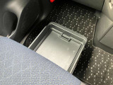 助手席下には、引き出し式トレイ