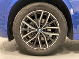 BMWの純正アロイホイールは軽量かつ強度にも優れているホイールで走行性能を引き上げる設計になっております。足元にもBMWは妥協がなくこだわっている個所になります。