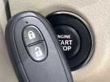 【キーレススタートシステム】カバンやポケットに入れたままでもドアの施錠・解錠が可能なスマートキーを装備。エンジンのオン・オフ時もカギを取り出す必要が無いからとっても便利です♪