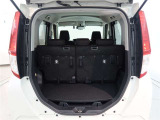 後部座席は分割式です。普段の荷室スペースも充実!