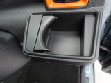 カップホルダーは運転席や助手席からちょうど手の届く位置です!!