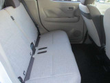 リアシートです!汚れや破れも無く良好です♪後部座席は大人の人でも足元ゆったりしております♪