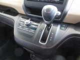 手の届きやすい位置にレイアウトされた操作のしやすいインパネシフト◎コンパクト設計で足元もスッキリお使い頂けます◎