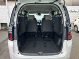 3列目シートを収納すれば、広い荷室としてご利用いただけます。