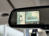 アラウンドビューモニターの映像はルームミラーに内蔵のモニターでも確認できます。