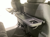 運転席・助手席の背もたれには、2列目シート用にカップホルダー付きの「格納式のシートバックテーブル」を装備しています。休憩時のちょっとした時間などカップを置いたり、小物置きに使えて便利です。