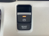 電子パーキングブレーキ、ブレーキホールド搭載!パーキングブレーキは手動で解除スムーズな発進が可能。ブレーキホールドは停車中に、ブレーキペダルを踏み続けなくても、自動的にブレーキを保持する機能です。