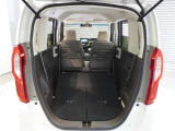 【トランクルーム】セカンドシートを折りたためば、低く広い床面が出現。大きなに荷物も収まります。