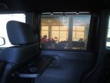 リア席は同乗者の足元空間をしっかりキープ♪十分な高さで広々空間☆シートバックテーブル&ロールサンシェイドも装備♪♪♪お子様のおやつ&お昼寝タイムに貢献してくれる嬉しい装備が充実♪