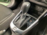 アクセルペダルを踏み込む量や速さに応じて変速パターンを最適制御し、人馬一体の運転感覚を発揮してくれる6速オートマ!