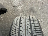 夏タイヤ付きです。冬タイヤは付いておりませんのでご希望の方は営業スタッフにお問い合わせください。