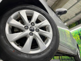 【純正15インチアルミホイール】外観にマッチした純正アルミホイールを装着しております。各種社外アルミホイールや、スタッドレスタイヤも取扱いしております。是非ご相談ください♪