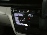 車内を年中快適に保ってくれるタッチパネル式オートエアコン。