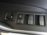 パワーウィンドウスイッチで運転席から全席の窓の開閉ができます。