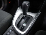 CVT(無段変速)のオートマチックです。フロアシフトがとても使い易いです。また高燃費に貢献するのもこのオートマチックです(*^_^*)