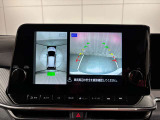 アラウンドビューモニターは真上から見下ろした様に車の周囲を表示することで、駐車時の安全性と利便性を高めます。