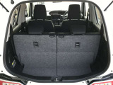 【広々トランクルーム】車体に対してスペースは広めに作ってあります。また、背もたれを倒すとより多くの荷物を乗せることができます。