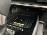 スマートフォンを置いたまま充電出来るワイヤレス充電器付きです!