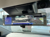 車体の後部にカメラがついていて、その映像がルームミラー内のモニターに表示します。人や荷物などで視界が遮られた時なども確認がしやすいです。