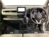車内は光触媒抗菌消臭施工済です。インパネ周りはスタイリッシュなデザインで機能や装備も充実しています。グローブボックスやカップホルダーのほかにトレーなどたくさんの収納スペースが付いています。