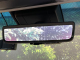 【デジタルインナーミラー】後席の大きな荷物や同乗者で後方が確認しづらい時でも安心!カメラが撮影した車両後方の映像をルームミラー内に表示。クリアな視界で状況の確認が可能です!