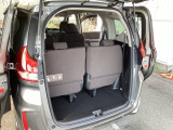 リアシートを倒さなくても、ラゲッジスペースは十分あります。