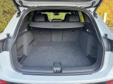 奥行きがあり、十分な広さを持つラゲッジスペースです。リアシートは分割可倒式ですので、大きな荷物を積載する事も可能です。