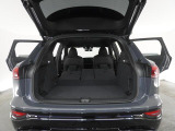 奥行きがあり、十分な広さを持つラゲッジスペースです。リアシートは分割可倒式ですので、大きな荷物を積載する事も可能です。