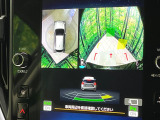 【マルチテレインモニター】車のフロントやサイドのカメラ画像を同時にモニター表示することで、悪路や狭い道を走行時でも周囲の状況確認ができ安心!本格SUVにうれしい装備です♪
