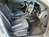 人間工学に基づいて設計されたシートは車のもっているドライビングフィールを存分にドライバーに伝えてくれるクオリティの高い仕上がりとなっています。