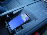センターコンソール内に携帯電話のワイヤレス充電器を装備してます!
