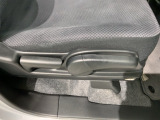 シートハイトアジャスターが付いているので運転姿勢を調整するのに便利ですね。身長に合ったシートポジションは安全運転や疲労軽減にもつながります。