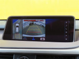 バックカメラの他に上から見下ろしたような画像が見れるアラウンド(全方位)モニター。前後左右を把握できます!