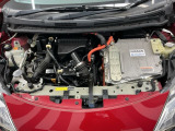 技術が詰まったエンジンルームもご覧の通りピカピカにクリーニング済みです。ハイブリッドなのでお財布にも環境にも優しいです。