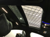 ガラス・スライディングルーフで明るい車内をお楽しみいただけます。シェード付きで日差しの強い日も安心です。