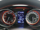 とっても見やすいメーターです。夜間時はラグジュアリーな気分にさせてくれる照明が魅力ですので、夜のドライブも楽しみになりますよ♪