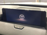 【12.3インチマツダコネクト】車内の雰囲気にマッチした大型ディスプレイ。スマホ接続でのナビ使用やBluetooth再生等、様々な機能が楽しめます。直感的なダイヤル操作が可能で、使い勝手も良好です。